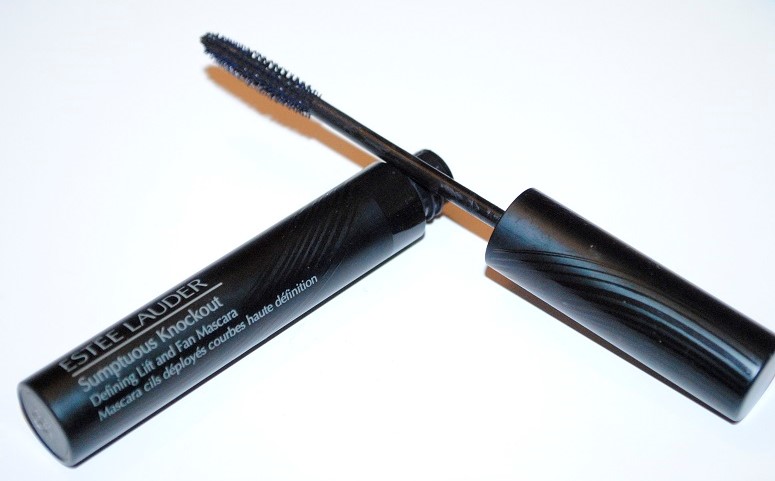 Estee lauder sumptuous knockout mascara black 6 ML.