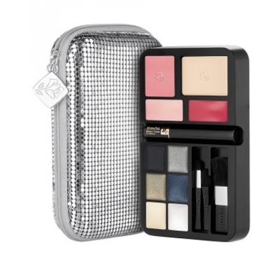 Lancome Palette Travel Chic Platine Edition, un elegante set de Maquillaje de lancome que te ofrece un completo colorido, a la vez que viene en un precioso bolsito plateado. Contiene: 4 sombras Lancome Palette Travel Chic Platine Edition, un elegante set de Maquillaje de lancome que te ofrece un completo colorido, a la vez que viene en un precioso bolsito plateado. Contiene: 4 sombras